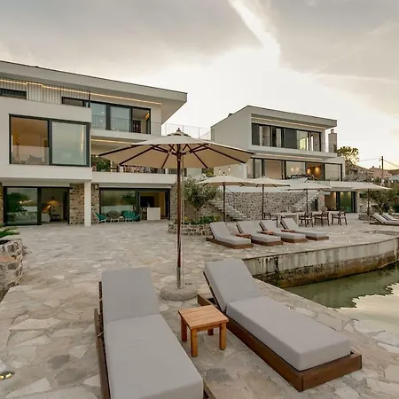Beachfront 'thetwo' Willa *